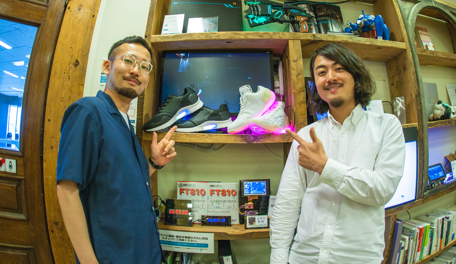 DMM.makeの共有スペース内に展示中のORPHE TRACKとプロトタイプのORPHE。