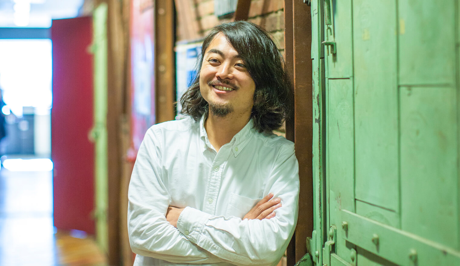 シャッター数をこなして自然な笑顔が出てきた菊川氏。