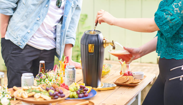 ⑧操作レバーを手前に倒せば液体が注がれます